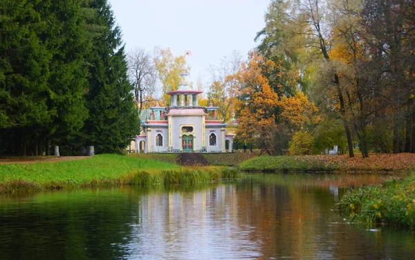 Paseo matutino en Catherine Park en Tsarskoye Selo, paisaje otoñal y un cenador crujiente —  Fotos de Stock