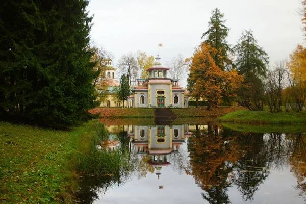 Paseo matutino en Catherine Park en Tsarskoye Selo, paisaje otoñal y un cenador crujiente — Foto de Stock