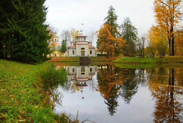 Promenade matinale dans le parc Catherine à Tsarskoye Selo, paysage automnal et une tonnelle grinçante — Photo