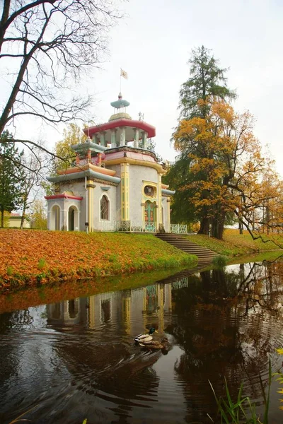 Morgonpromenad i Catherine Park i Tsarskoye Selo, höstlandskap och en knarrande berså — Stockfoto