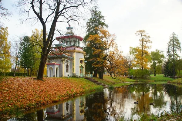 Tsarskoye SeloのCatherine Parkでの朝の散歩、秋の風景と不気味なアーバー — ストック写真