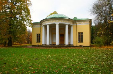 Tsarskoye Selo 'daki Catherine Park' ta sabah yürüyüşü