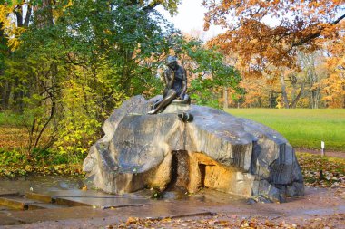 Tsarskoye Selo 'daki Catherine Park' ta sabah yürüyüşü, sonbahar manzarası.