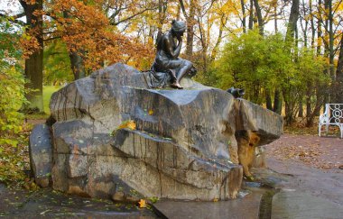 Tsarskoye Selo 'daki Catherine Park' ta sabah yürüyüşü, sonbahar manzarası.