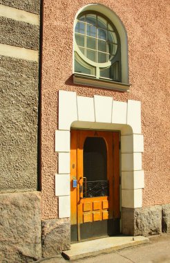 Ön cephenin parçası ve binanın girişinin tasarımı.