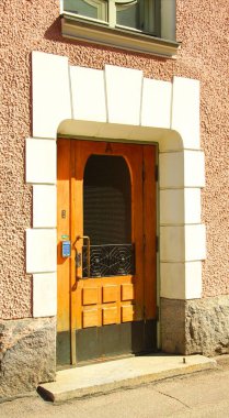 Ön cephenin parçası ve binanın girişinin tasarımı.