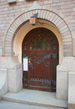 Ön cephenin parçası ve binanın girişinin tasarımı.