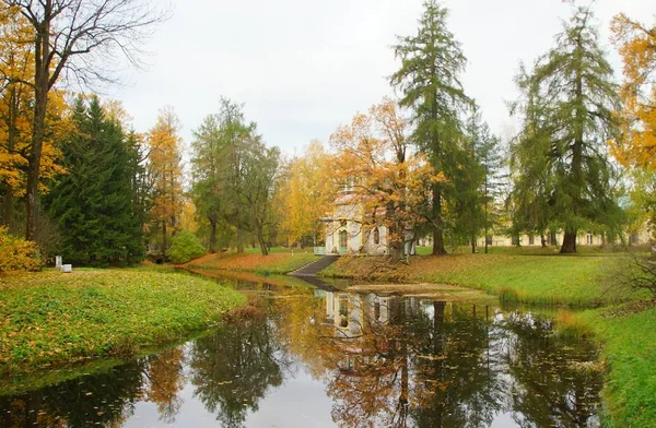 Tsarskoye Selo 'daki Catherine Park' ta sabah yürüyüşü, sonbahar manzarası ve gıcırtılı bir çardak. — Stok fotoğraf