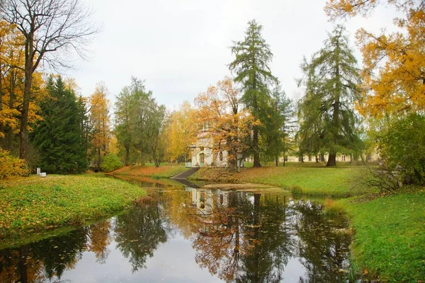 Passeio de manhã no Parque Catherine em Tsarskoye Selo, paisagem de outono e um eixo ranhoso — Fotografia de Stock