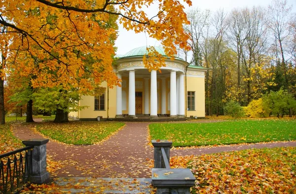 Осенний пейзаж, концертный зал и железный мост — стоковое фото