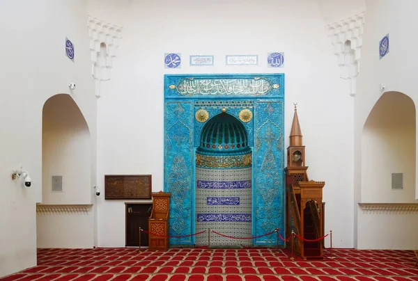 Un paseo por la ciudad y un fragmento de decoración interior de la Mezquita Catedral — Foto de Stock