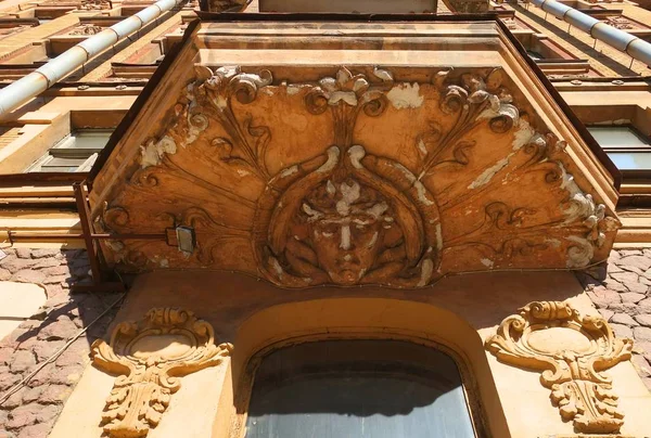 Un fragmento de la fachada del edificio Art Nouveau en la calle Sovetskaya 2 en San Petersburgo — Foto de Stock