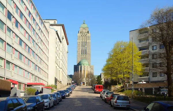 Primavera manhã ensolarada, caminhar pela cidade e Skala igreja — Fotografia de Stock