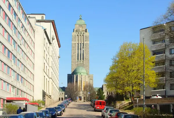 Lente zonnige ochtend, wandeling rond de stad en Skala kerk — Stockfoto