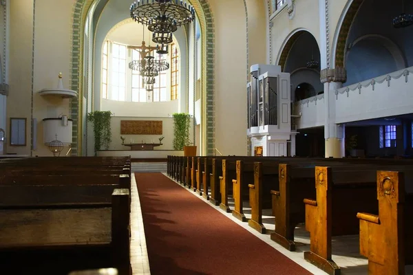 Passeggiata per la città e un frammento di interior design della Chiesa di Skala — Foto Stock
