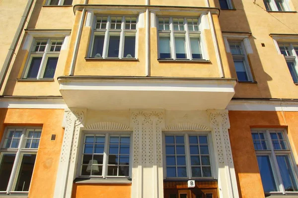 Фрагмент фасада жилого здания в стиле Северного модерна — стоковое фото