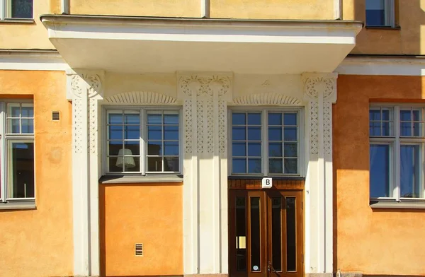 Fragmento de la fachada y el diseño de la entrada al edificio — Foto de Stock