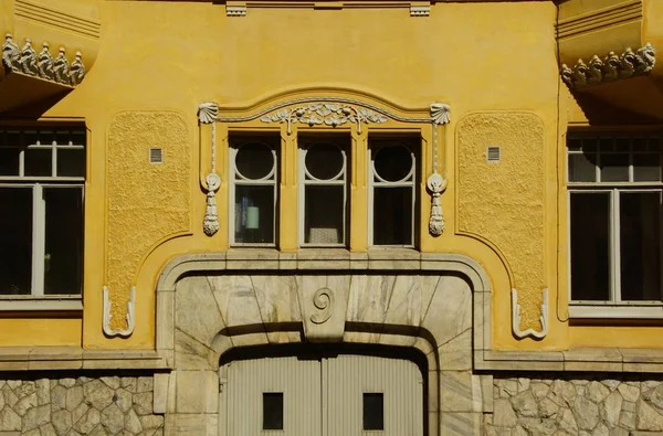 Фрагмент фасада и дизайн входа в здание — стоковое фото