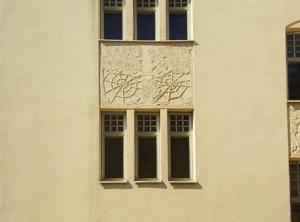 Fragment de façade d'un immeuble résidentiel de style Art Nouveau du Nord — Photo