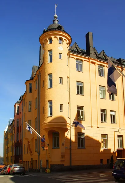 Art Nouveau hoekgebouw op een straat in Helsinki — Stockfoto