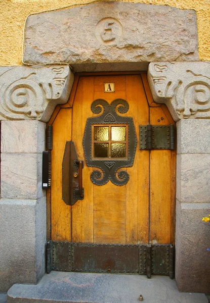 Fragment der Fassade und die Gestaltung des Eingangs zum Gebäude — Stockfoto