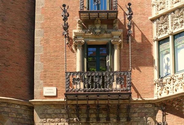 巴塞罗那历史城区一座房屋的立面和阳台的碎片 — 图库照片
