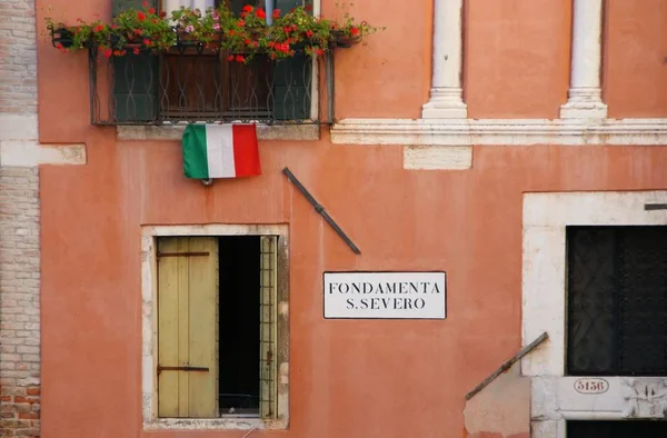 Fragmento de la fachada y entrada de una de las casas del casco histórico de Venecia —  Fotos de Stock