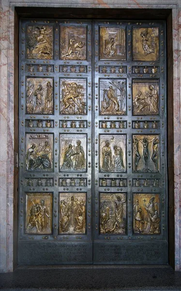 Vatican gates of paradise in St. Peter's Basilica in Vatican — Stock Photo, Image