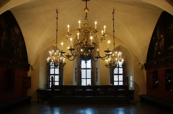 Una excursión interesante con un examen de las instalaciones del ayuntamiento medieval en Tallin —  Fotos de Stock