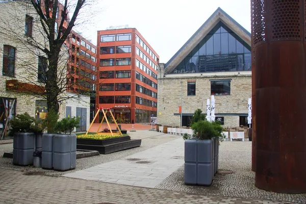 Gloomy lente ochtend en een wandeling in de wijk van de stad — Stockfoto