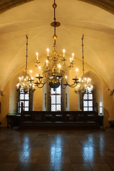 Ciekawa wycieczka z badaniem terenu średniowiecznego ratusza w Tallinie — Zdjęcie stockowe
