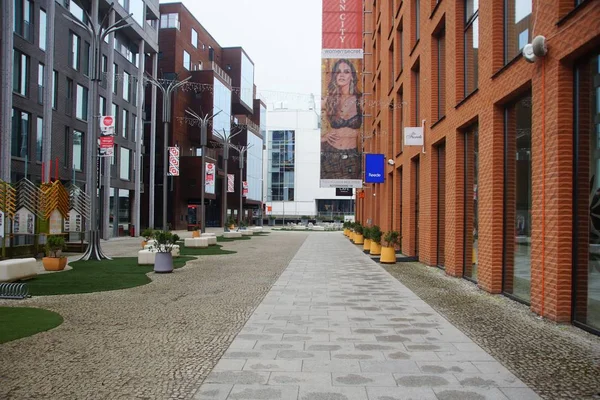 Gloomy lente ochtend en een wandeling in de wijk van de stad — Stockfoto