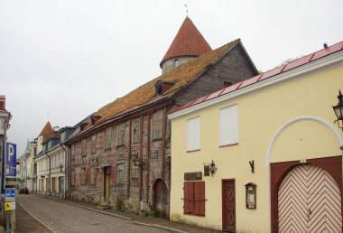 Tallinn 'in tarihi bölümünde ilginç bir yürüyüş.