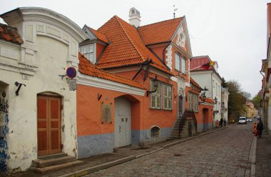Tallinn 'in tarihi bölümünde ilginç bir yürüyüş.