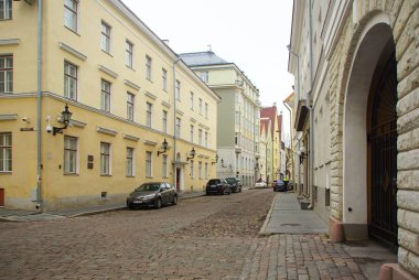 Tallinn 'in tarihi bölümünde ilginç bir yürüyüş.