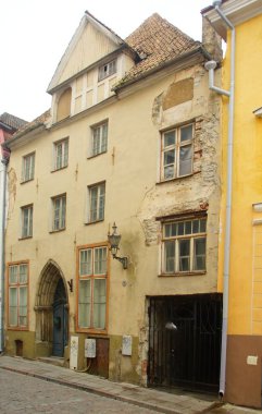 Tallinn 'in tarihi bölümünde ilginç bir yürüyüş.