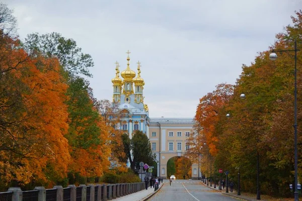 Осенняя прогулка, церковь Екатерининского дворца и Императорский лицей — стоковое фото