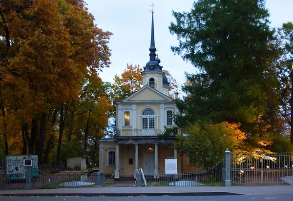 秋の夜の散歩と看板の教会 — ストック写真