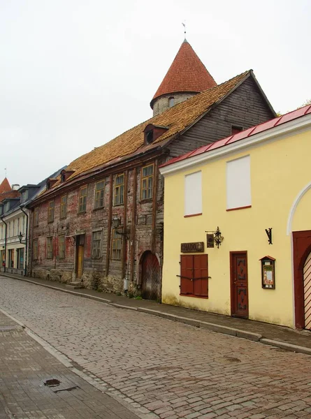 Zajímavá procházka historickou částí Talinu — Stock fotografie