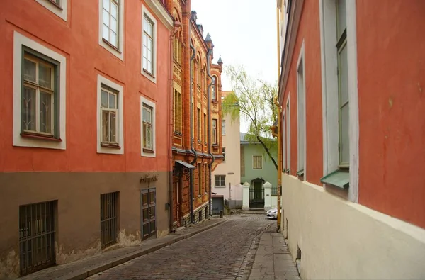 Интересная прогулка в исторической части Таллинна — стоковое фото