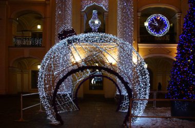 St. Petersburg sokaklarında Noel süslemeleri ve elektrik ışıkları