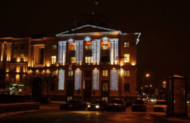 St. Petersburg sokaklarında Noel süsleri ve elektrik ışıkları