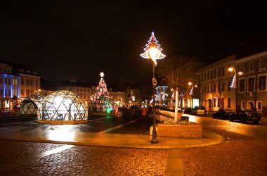 Yeni yıl süslemeleri için gece boyunca yürüyün Vilnius, Belediye Binası Meydanı