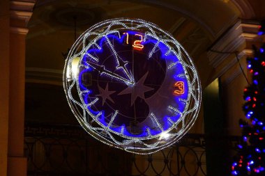 St. Petersburg sokaklarında Noel süslemeleri ve elektrik ışıkları