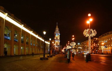 St. Petersburg sokaklarında Noel süslemeleri ve elektrik ışıkları