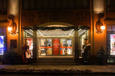 Yeni yıl Petersburg, Bolshaya Konyushennaya caddesi için dekore edilmiş gece boyunca yürü