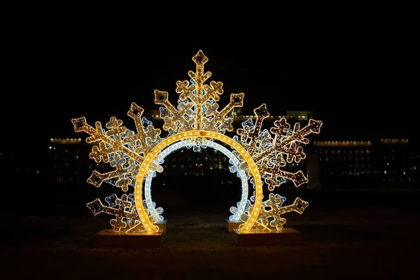 Decoración navideña de la ciudad con luces eléctricas —  Fotos de Stock