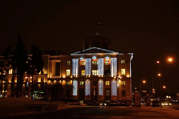 Vánoční slavnostní dekorace a elektrická světla na ulicích Petrohradu — Stock fotografie