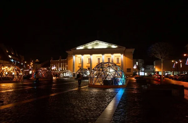 Caminhe ao longo da noite decorada para o Ano Novo Vilnius, Praça da Câmara Municipal — Fotografia de Stock