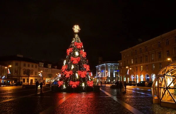 Procházka podél noci zdobené na Nový rok Vilnius, radnice náměstí — Stock fotografie